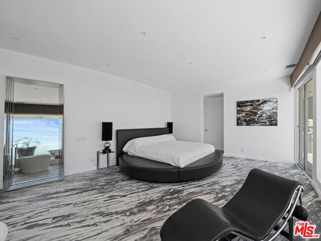Building Photo - 8460 Cole Crest Dr