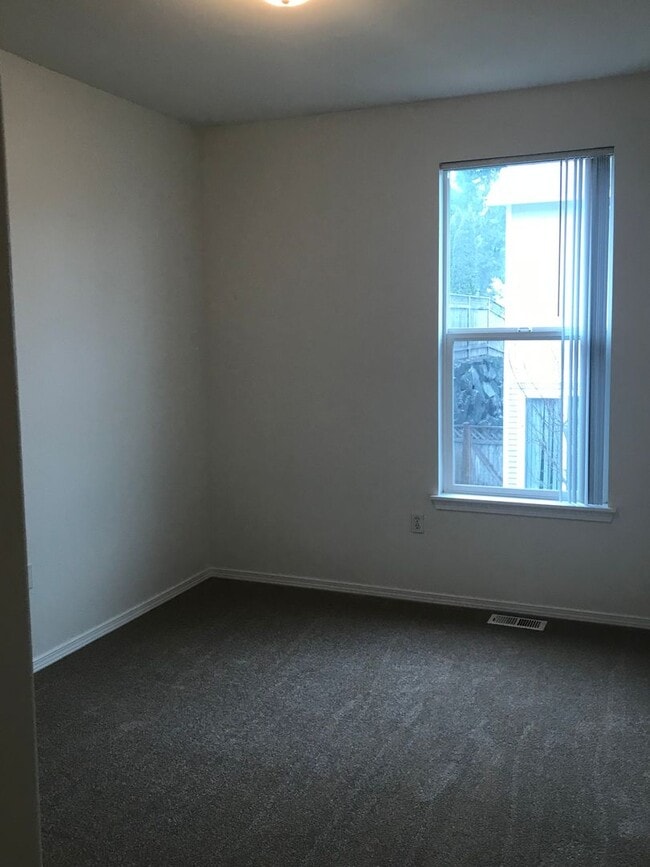 Building Photo - 4 Bed 3 Bath Gated Townhome Near Maplewood Golf