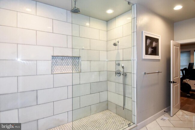 Building Photo - 1540 Levis St NE