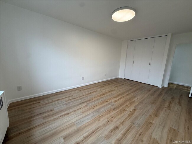 Building Photo - 16 Lake St