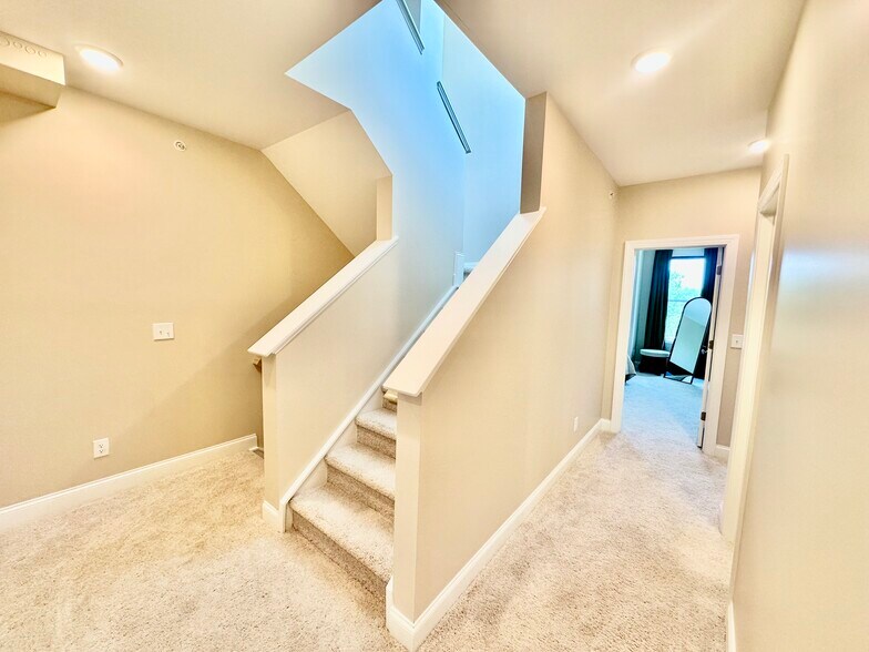 Building Photo - 1205 S Blount St