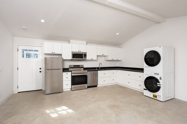 Building Photo - 126 1/2 Franklin Ct