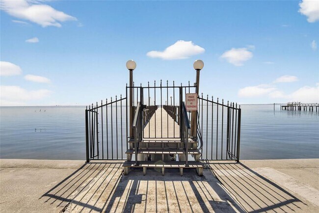 Building Photo - 650 Pinellas Point Dr S