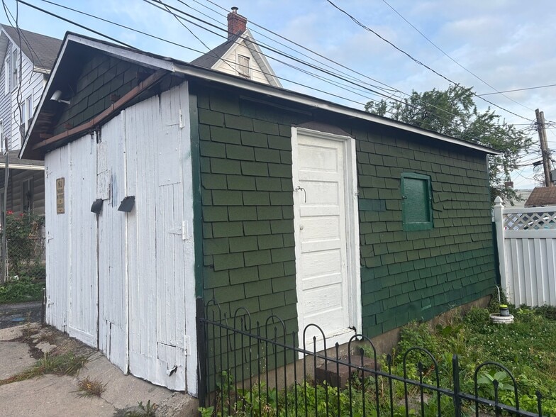 Building Photo - 618 S 5th St