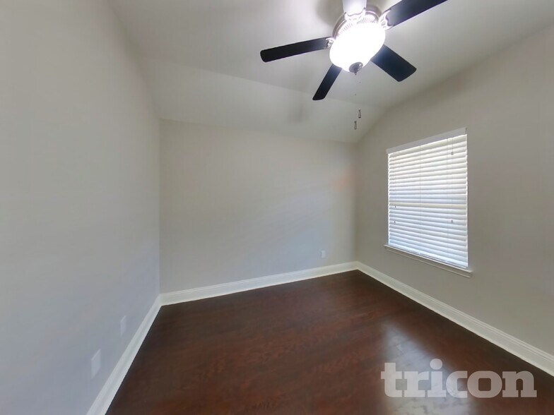 Building Photo - 123 Sierra Dr