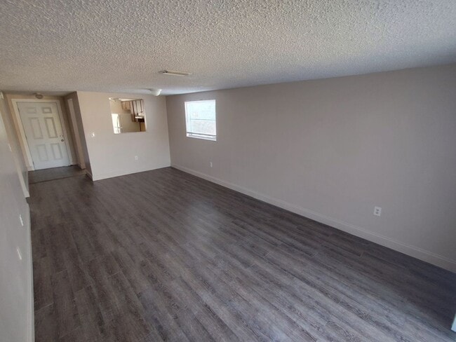 Building Photo - Enjoy the convenience and comfort of this 2/1 apartment in New Port Richey.