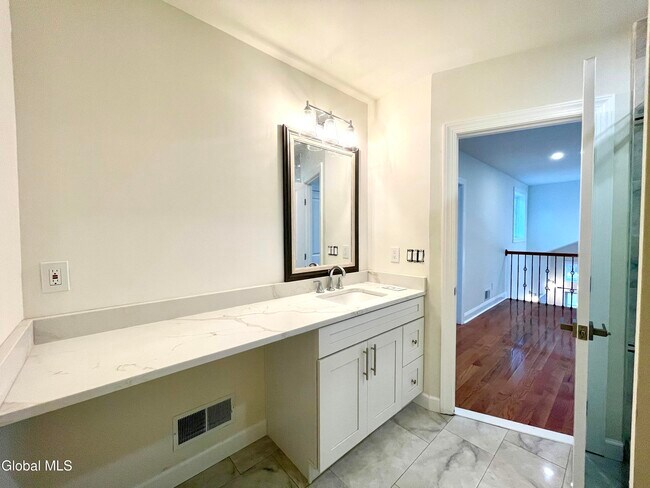 Building Photo - 11 Poplar Dr