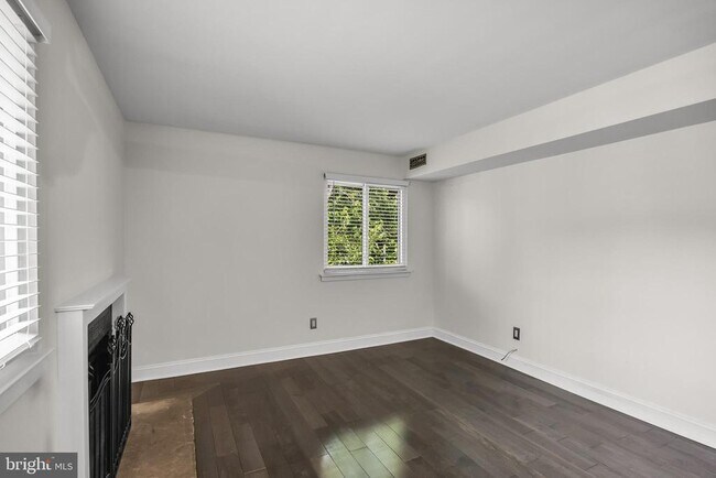 Building Photo - 702 Abbey Ct