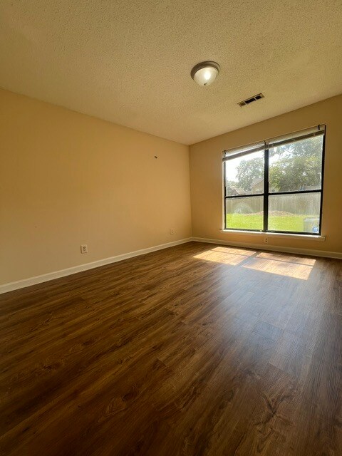 Building Photo - 905 E Estates Blvd