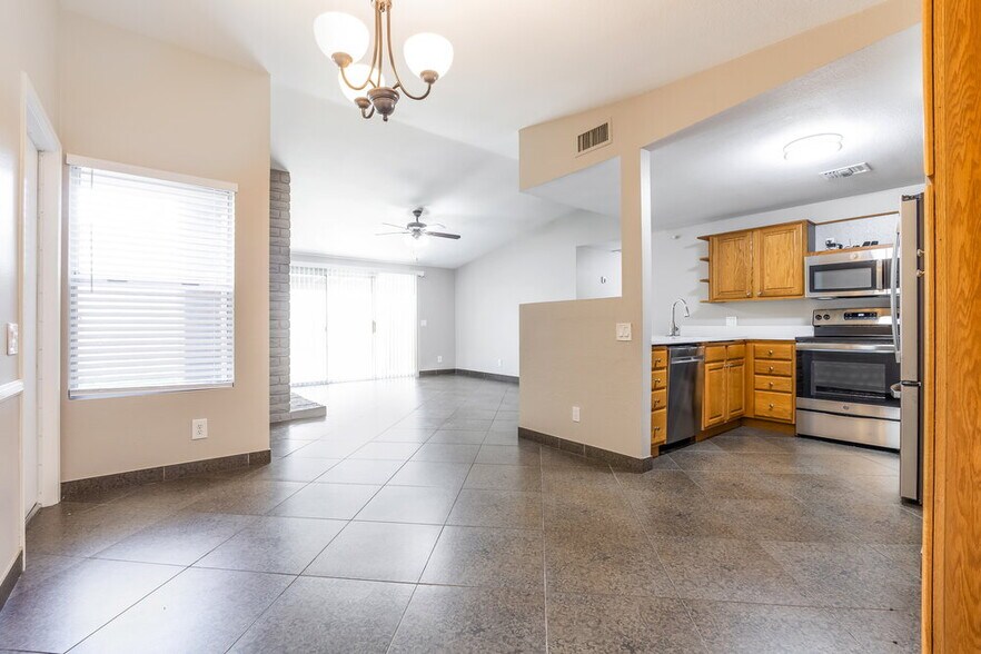 Building Photo - 2051 N Villas Ln