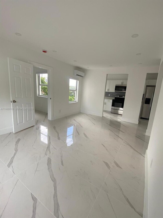 Building Photo - 1015 S 17th Ave