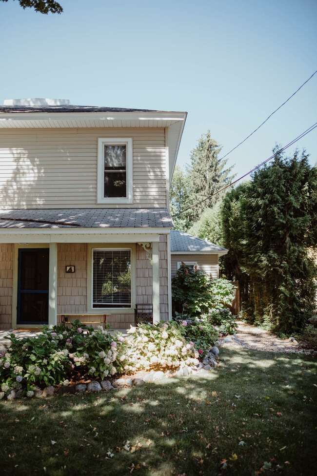 Building Photo - 108 W 6th St