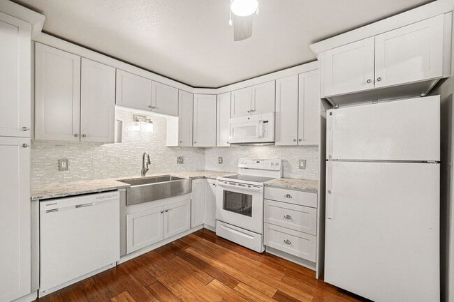 Building Photo - 232 S Brentwood St