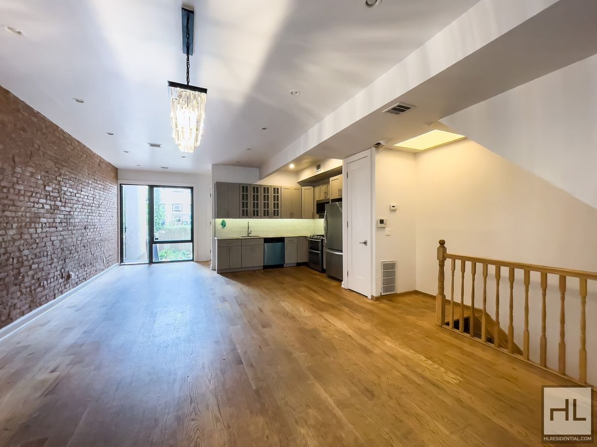 Building Photo - EASTERN PARKWAY / Spacious 4-Bed, 3-Bath D...