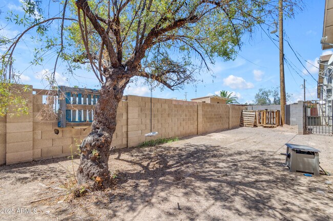 Building Photo - 834 N Cherry