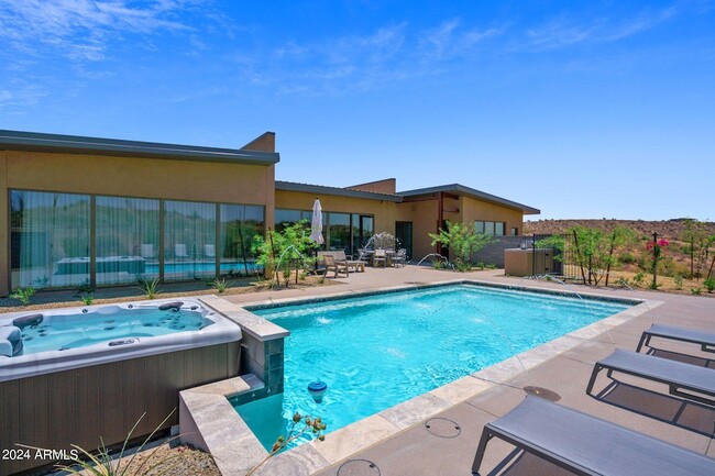 Building Photo - 15212 N Sandy Blf Rd