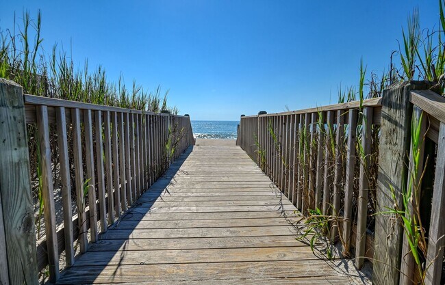 Building Photo - FURNISHED OFF-SEASON MONTHLY RENTAL-STARTING JANUARY 2026