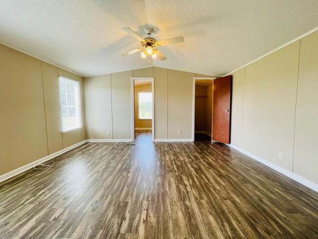 Building Photo - Move in ready!! Privacy and views galore w...