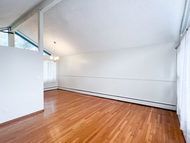Building Photo - 1235 Crescent Dr