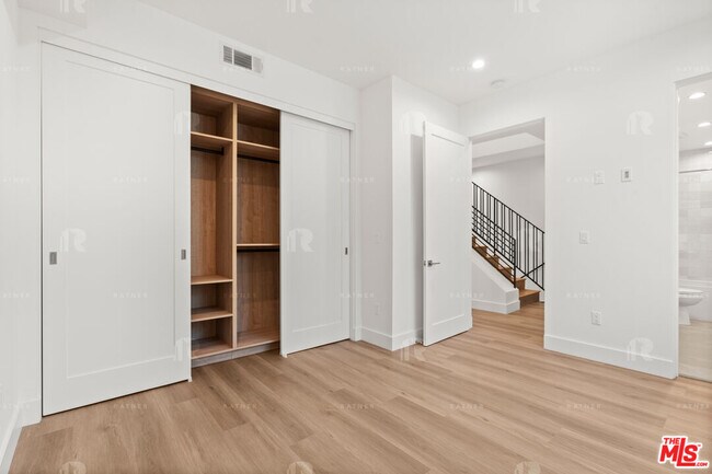 Building Photo - 1541 1/2 Hi Point St