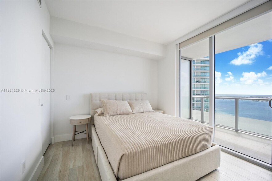 Building Photo - 1300 Brickell Bay Dr