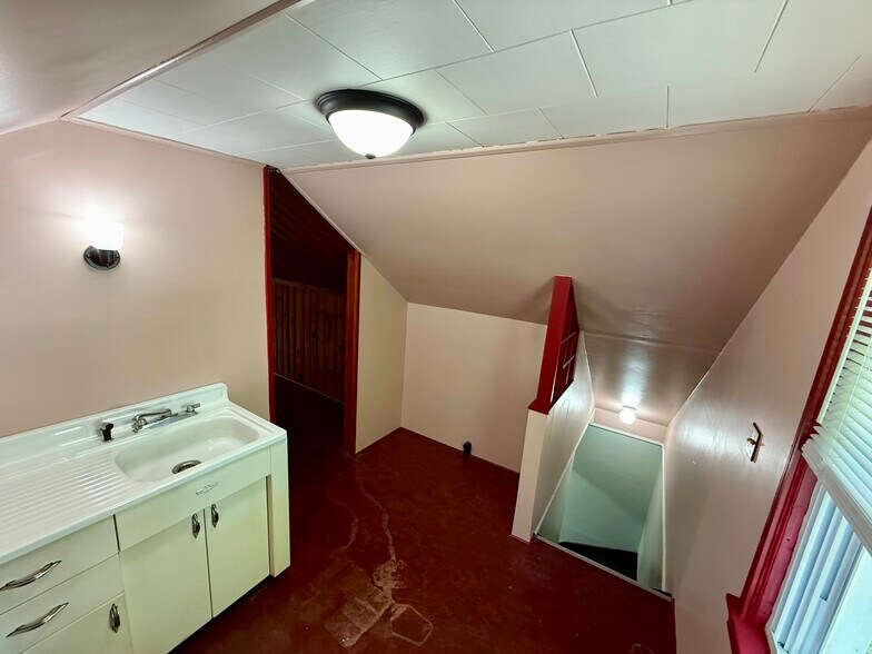 hallway leading to upstairs bedroom - 1005 Kellogg Ave
