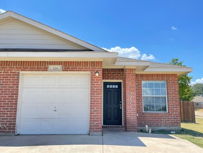 Building Photo - Charming 3/2 Duplex with Garage — No Carpet, Fenced Yard!