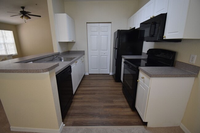 Building Photo - 1/1-Crescent Place at Lake Lotus! AVAILABLE NOW! Half off First FULL Month's Rent!