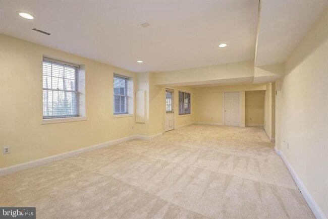 Building Photo - 2082 Hunters Crest Way