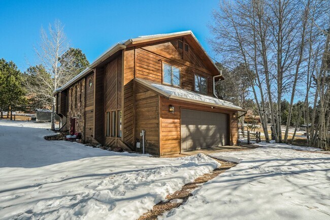 Building Photo - Stunning two-story home in Woodland Park