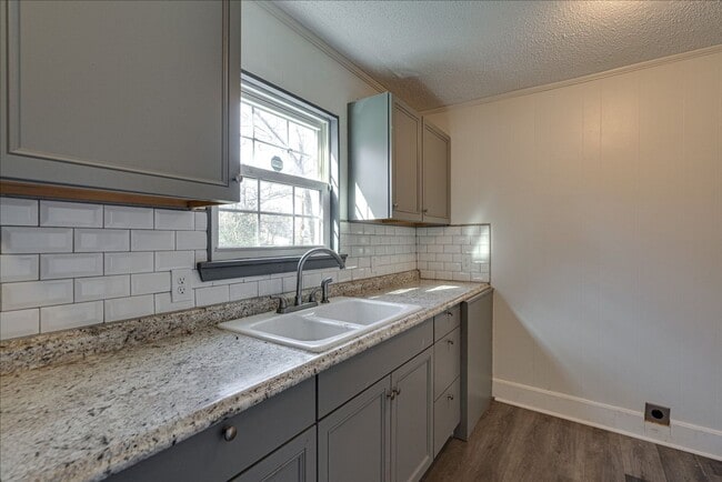 Building Photo - 2004 Wilson St