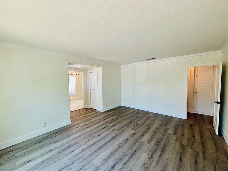 Building Photo - 6534 Balcom Ave