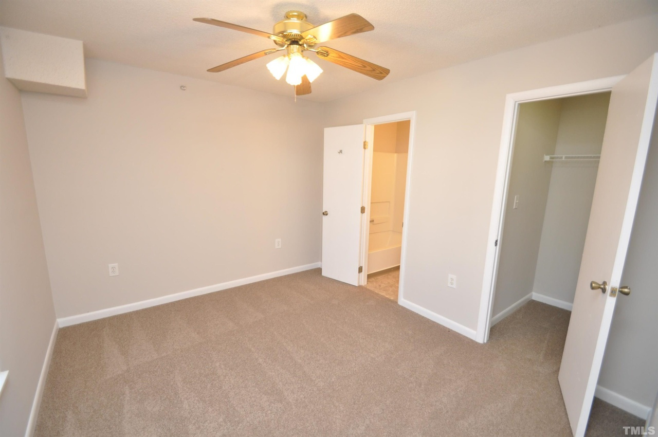 Building Photo - Room in Condo on Crab Orchard Dr