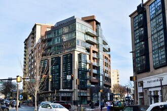 Building Photo - Stunning 2 bed (Primary bedroom + den w/cl...
