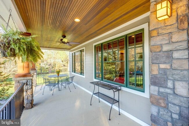Building Photo - 1057 Vista Dr