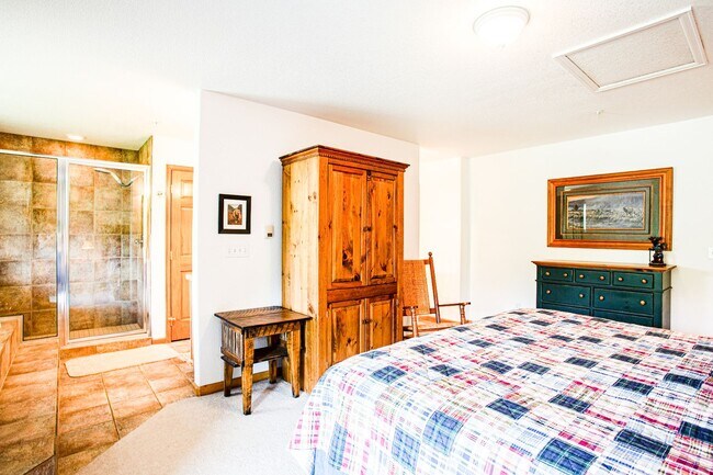 Building Photo - Convenient Location! Lots of Space and Lig...