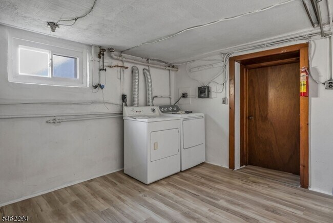 Building Photo - 122 Westview Ave
