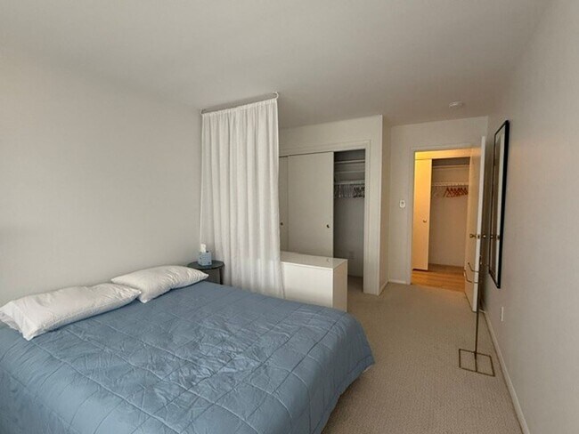 Building Photo - Semester leases available-Quality Fully Furnished Apartment, All-Inclusive, Flexible Terms, Near ...