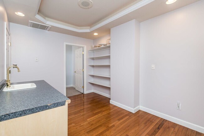 Building Photo - Amazing 3 bed 2 bath with a roof top deck ...