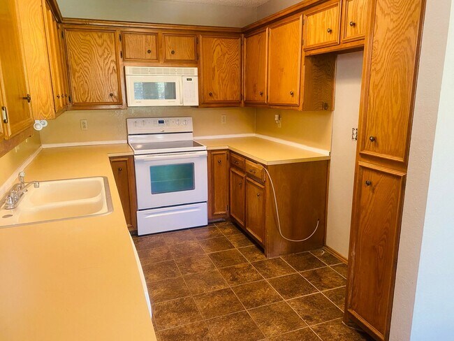 Building Photo - 3 bed 2 bath 2 car garage! Self Showing
