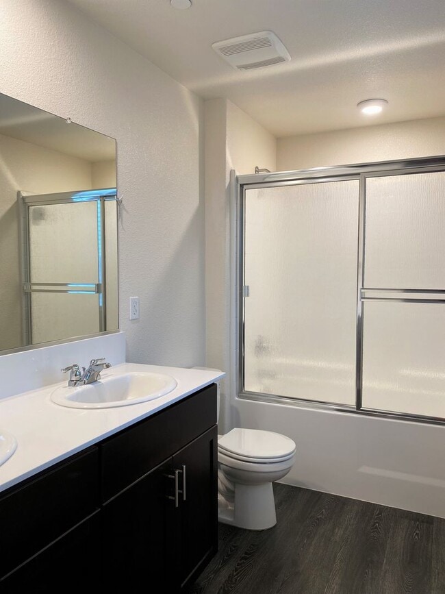 Building Photo - Spacious 4 bedroom/2 bath home waiting to ...