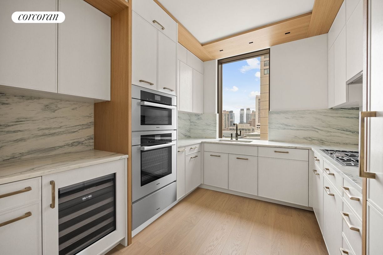 Building Photo - 56 W 66th St