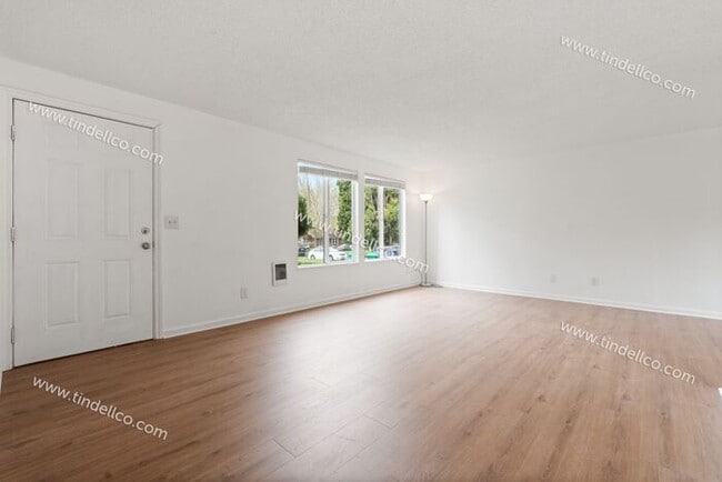 Building Photo - Updated 2BR w/ Utilities & Parking Include...