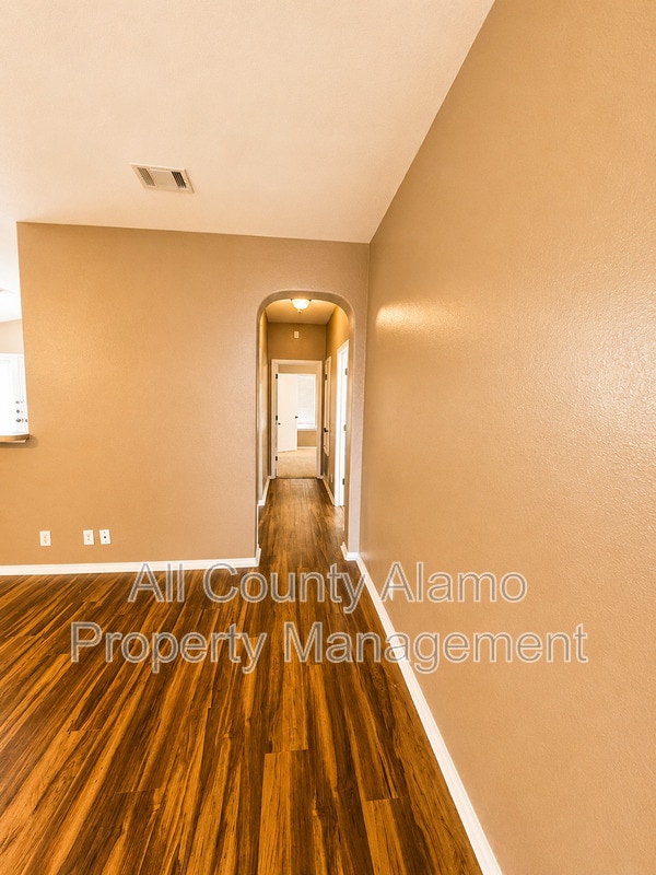 Building Photo - 9006 Pinseeker