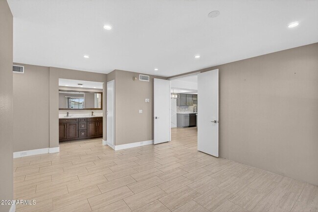 Building Photo - 7557 N Dreamy Draw Dr