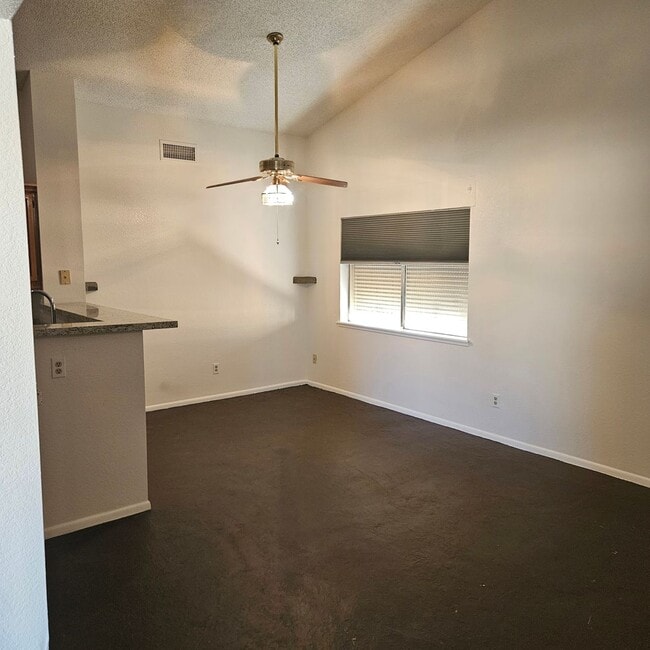 Building Photo - Living in Paradise within Peoria