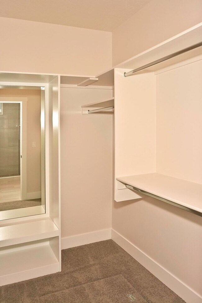 Building Photo - Centrally Located 3 Bedroom 2 Bathroom Home