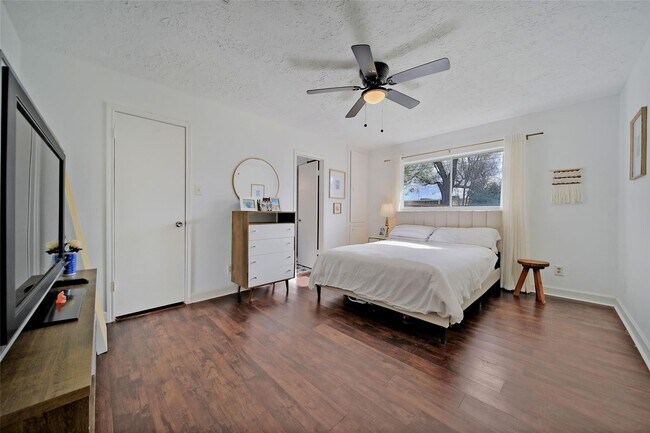 Building Photo - 323 Gentilly Dr