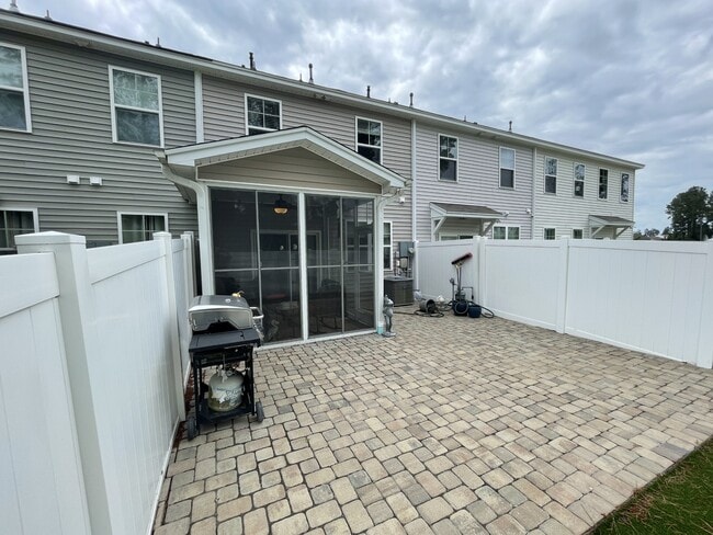 Building Photo - 609 Hilchot Dr