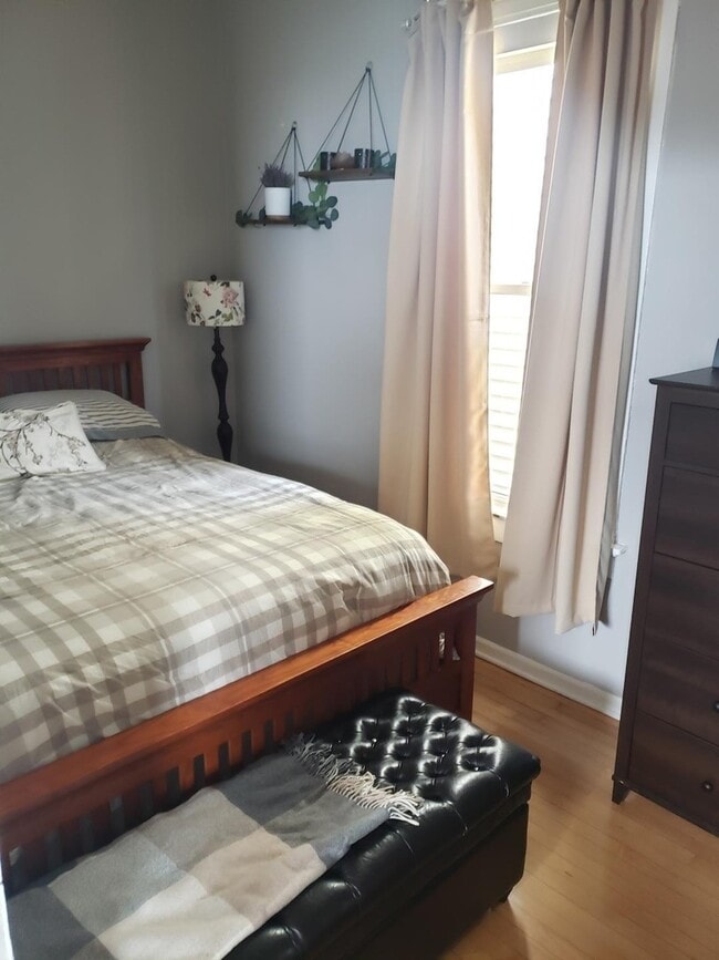 Building Photo - 1236 W Oakdale Ave